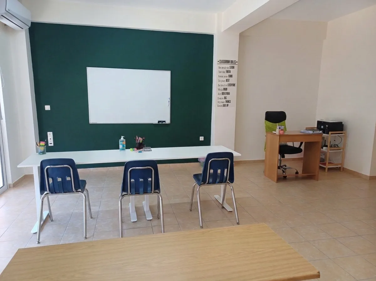Θρανία και πίνακας στον χώρο μαθημάτων της Ιουλίας Μηλιά